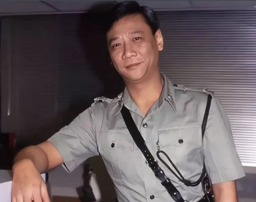 进入演艺圈之前,何家驹从事的是传媒行业,从杂志社打杂做到主编,有了