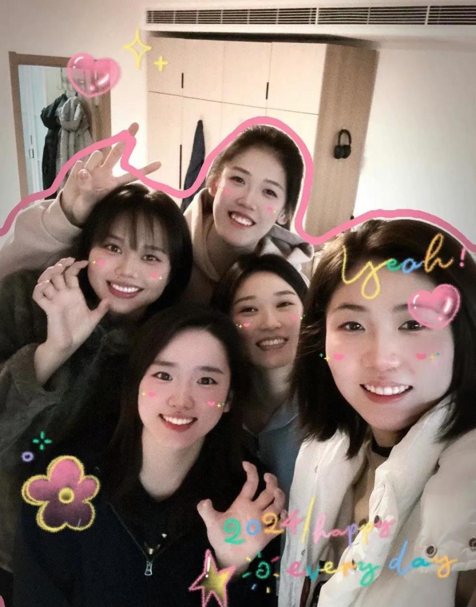 王梦洁发文四年后再与姐妹们团聚王媛媛四年后心态也有变化