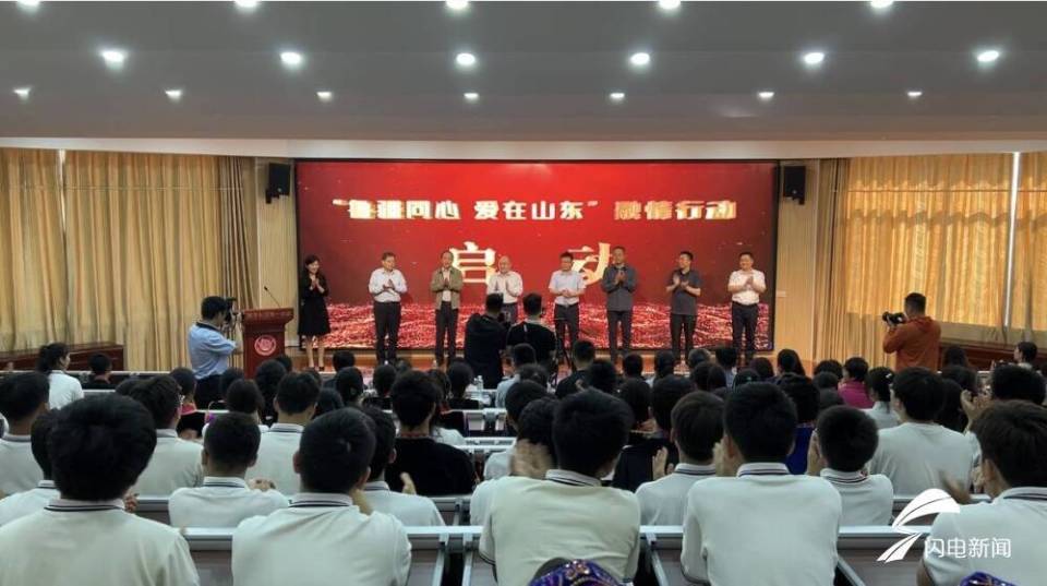 济南市委统战部副部长,市民族宗教局局长李震致辞,长清一中校长王守松