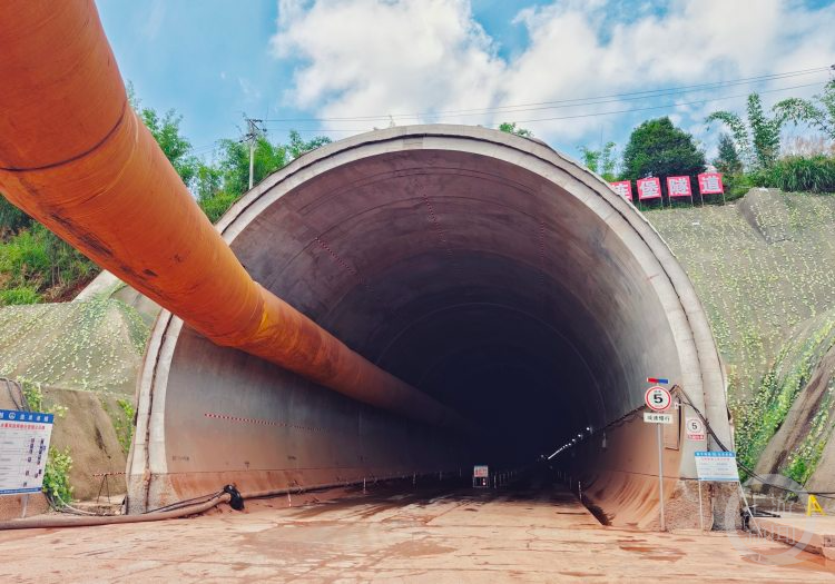 中线高铁自重庆枢纽重庆北站起,向西经重庆市渝北区,沙坪坝区,璧山区