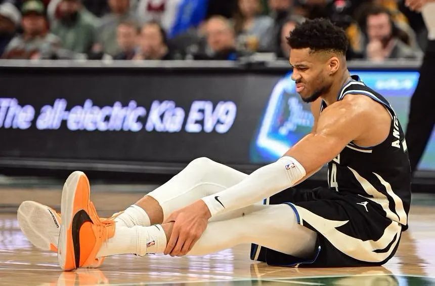 字母哥常规赛报销!万幸啊,不是跟腱断裂