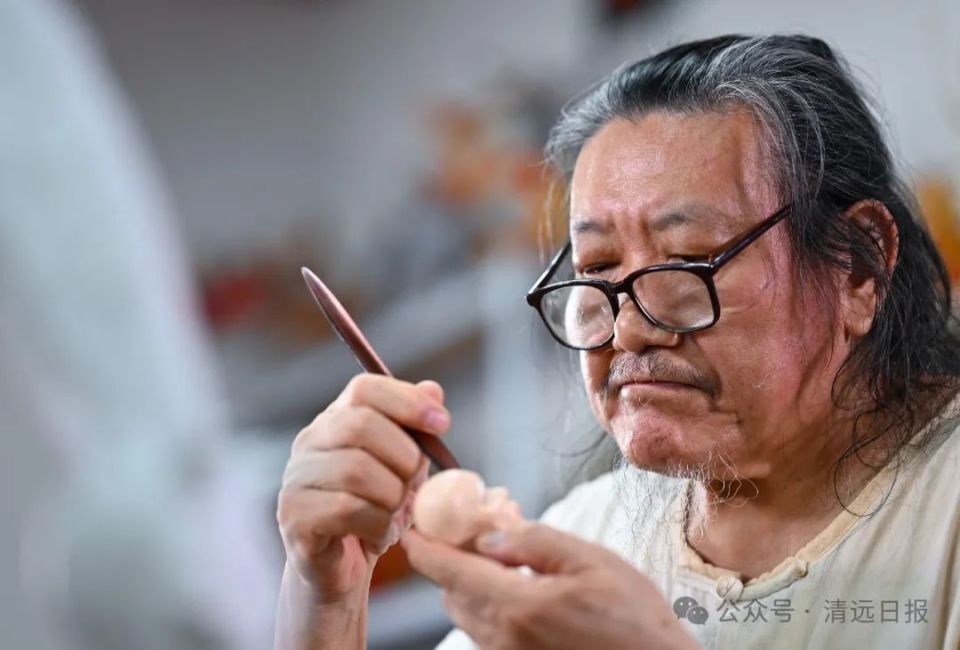 2024年4月19日,萧占行与他的面塑作品,《水浒》中的108将,超大号的