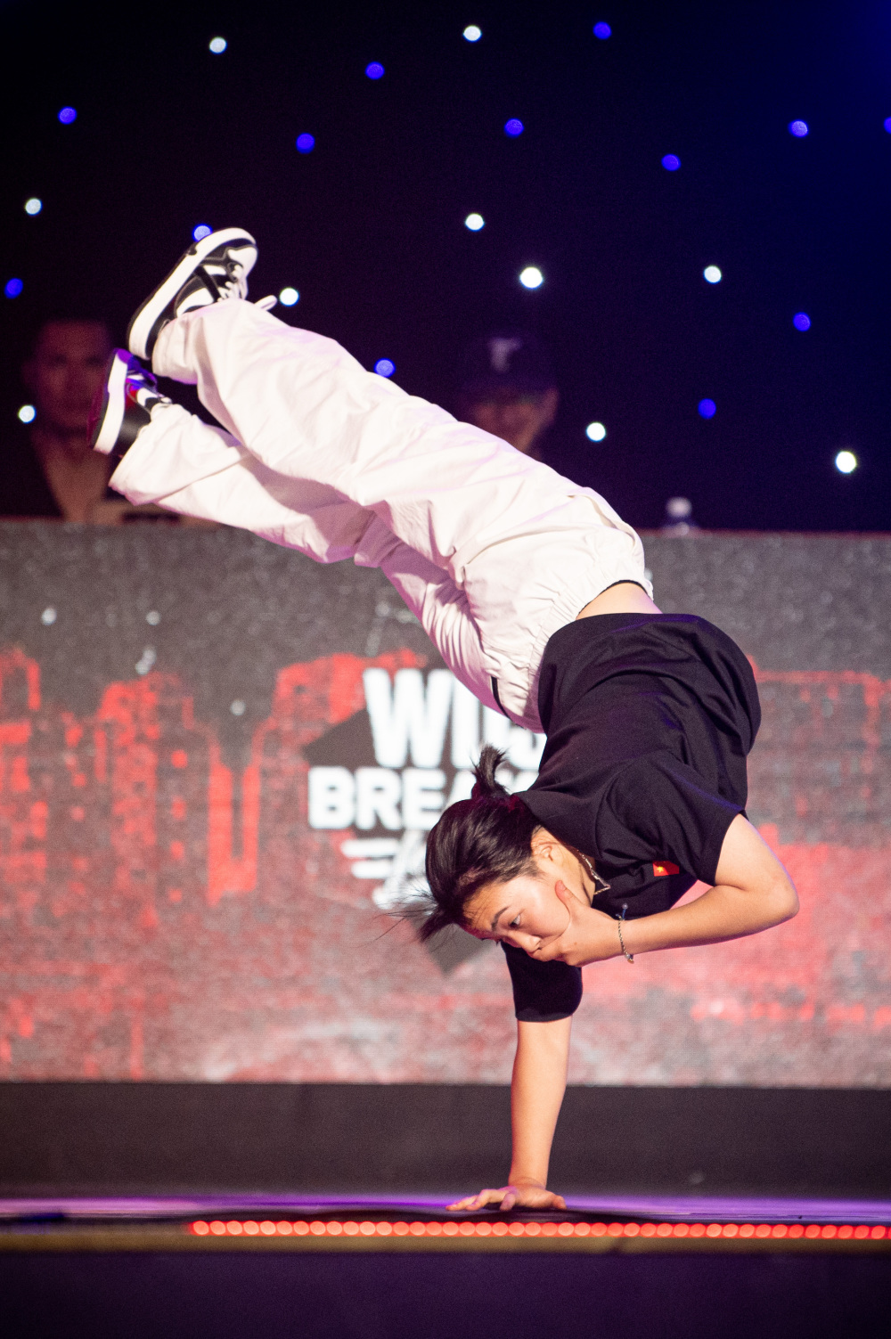 和freeze(空中定格)downrock(地板动作)主要有toprock(摇滚步)街舞的