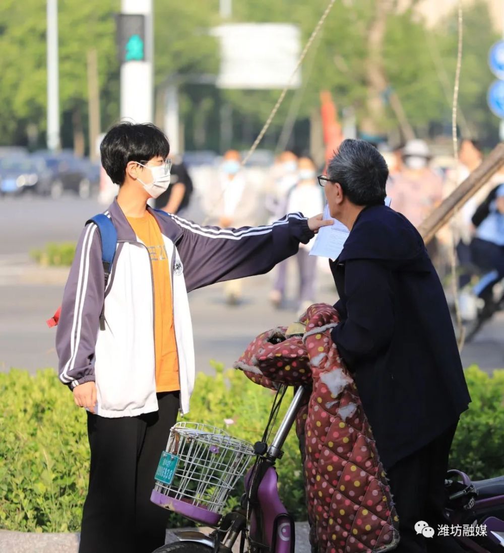 潍坊高考第一天,这些瞬间超燃超暖!_腾讯新闻