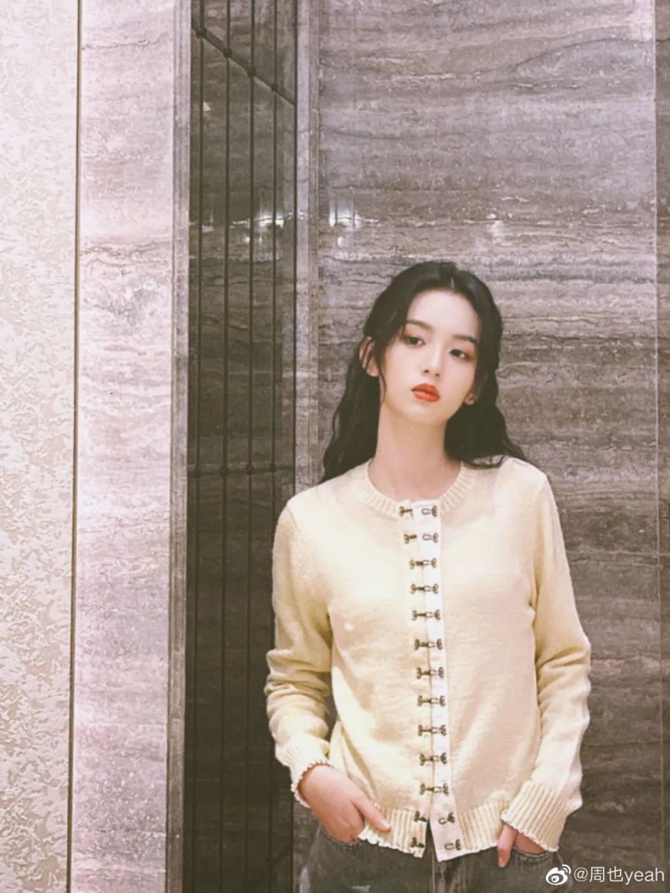 周雨彤,周也的开衫高阶玩法,可学~-腾讯新闻