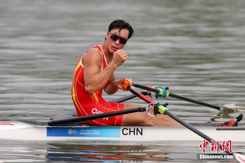 杭州亚运会中国选手张亮夺得赛艇男子单人双桨冠军