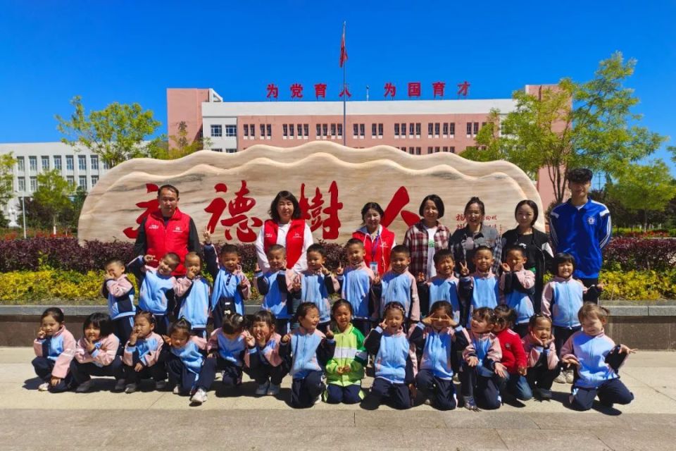 5月28日,新源镇西城社区组织第三幼儿园师生前往新源科技馆开启了一场