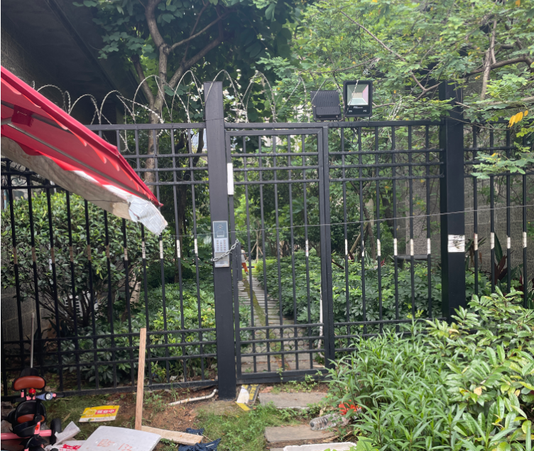 武江一小区侧门封闭业主出入不便律师说