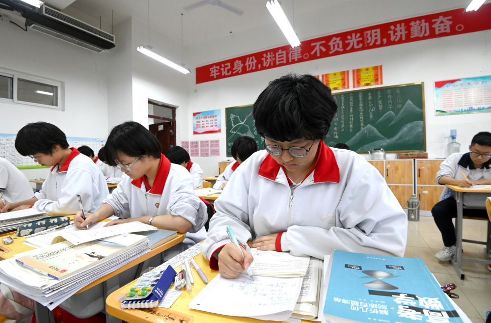 在河北省邯郸市峰峰第一中学,即将参加高考的高三学生在上晚自习