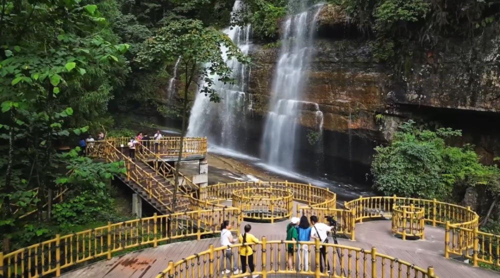"现场变魔术今年中秋国庆节期间,大关县黄连河景区组织了丰富多彩的