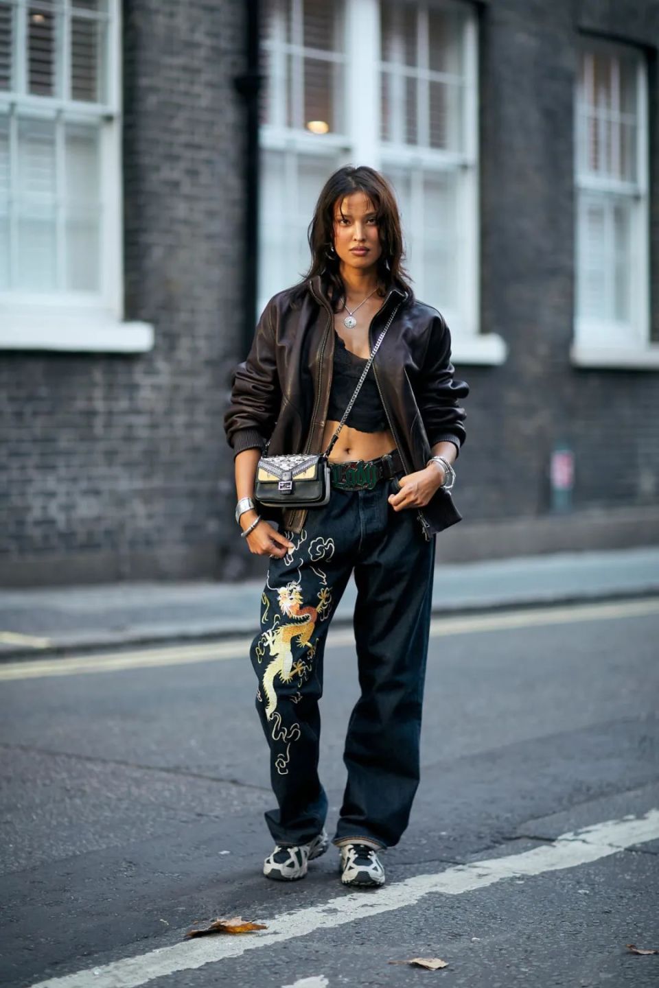 街拍| 时装周场外的皮衣夹克合集_腾讯新闻