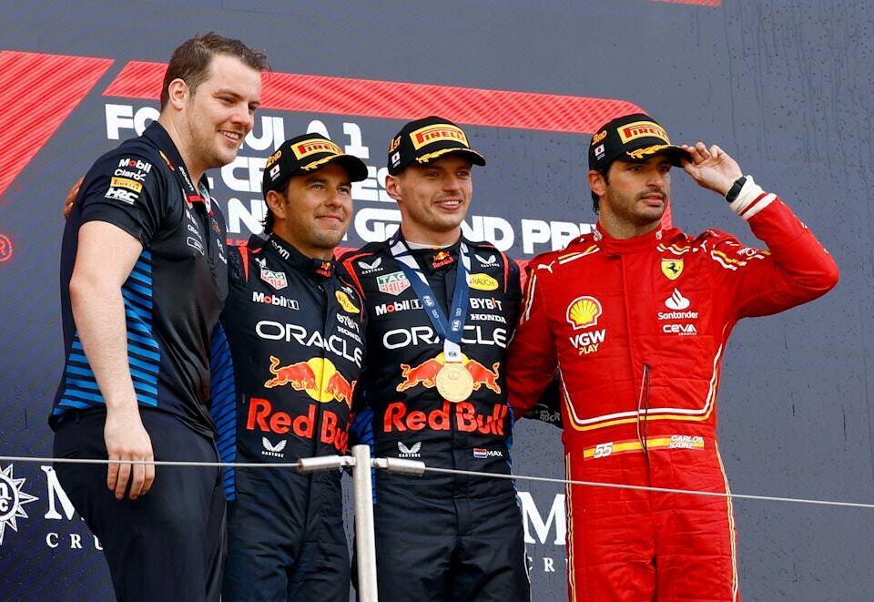 便成功带出,但是刚开始中游位置便发生意外,小红牛的里卡多起步稍慢