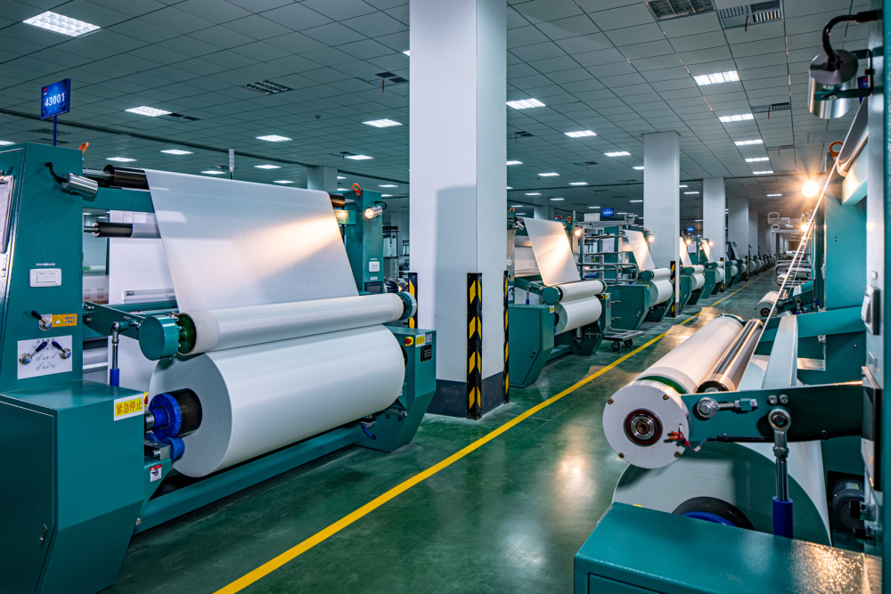 图说:中国巨石智能制造基地织布"无人车间".