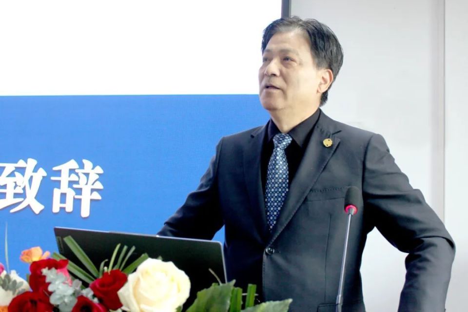 江华教授在致辞中谈到,近四十年是整形外科蓬勃发展的阶段,已从专业向