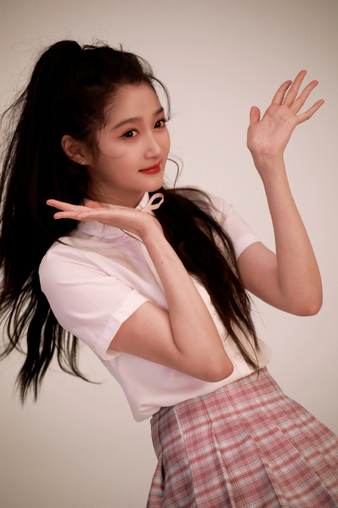 关晓彤分享自拍美照,俏皮灵动甜如少女,戴超大金戒指力证与鹿晗甜蜜