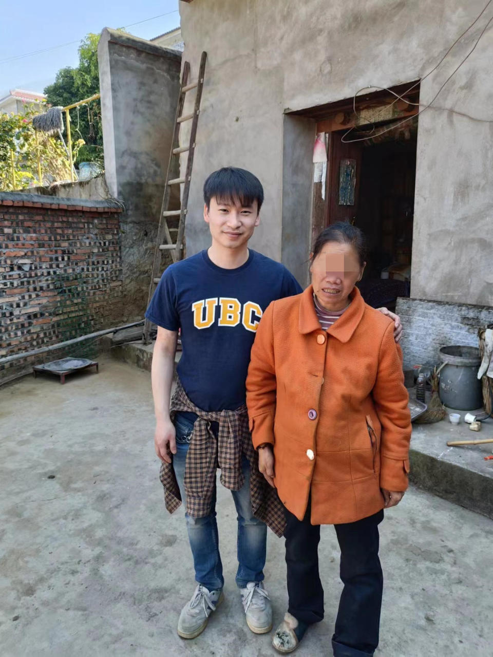 华裔小伙回国认亲：30年前在火车站走失，生父已去世多年，看到亲生母亲很心疼（组图） - 5
