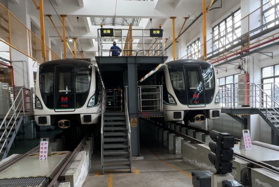 三伏第一天武汉地铁列车检修员高温下工作,工作服湿透,用汗水换来乘客