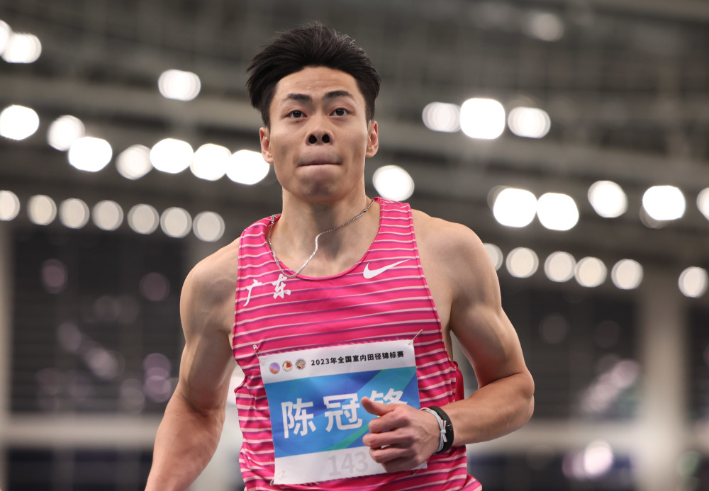 3月16日,广东队选手陈冠锋(中),北京队选手张海健(右二)和广西队选手