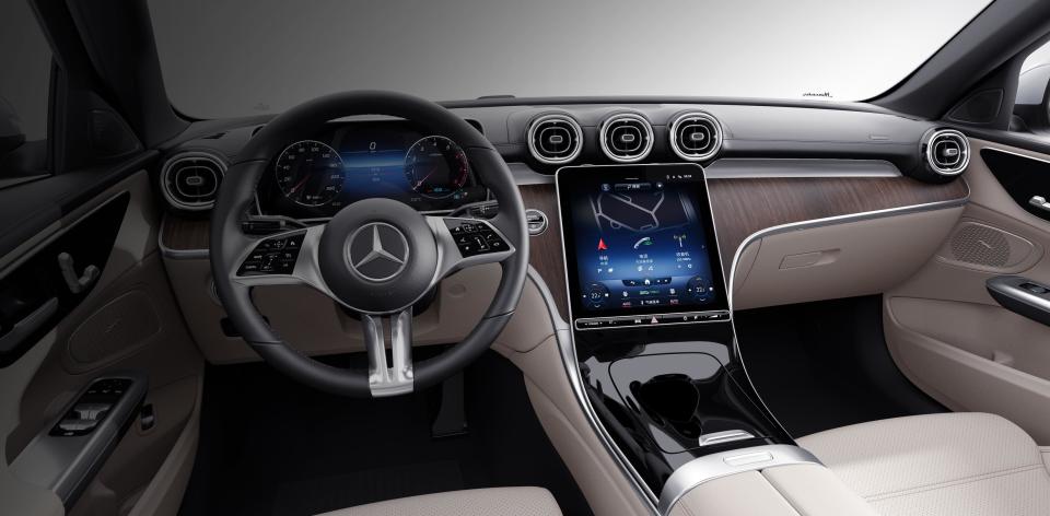 内饰部分双悬浮式大尺寸液晶屏,展翼式中控台面,圆形空调出风口,第2代