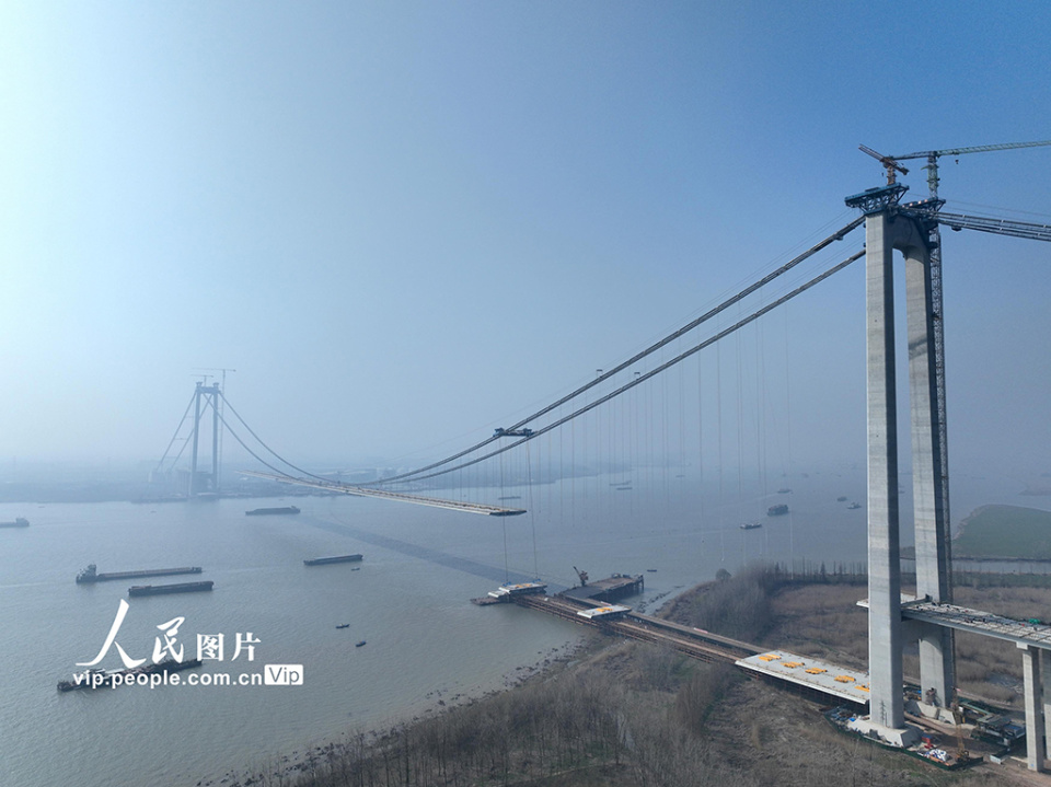 江苏扬州龙潭长江大桥建设稳步推进