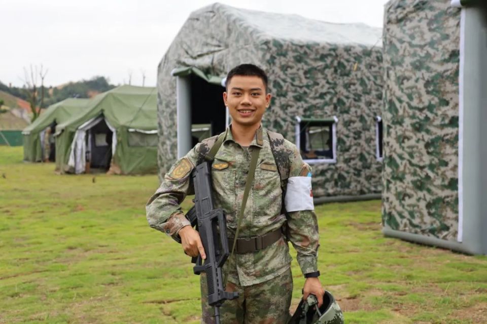 五一节前驻地附近的幼儿园小朋友们在老师的带领下自发来到营区为坚守