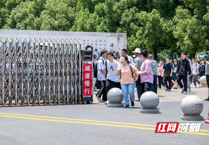 石门县3577名高考学子奔赴考场,为青春和梦想奋力拼搏.