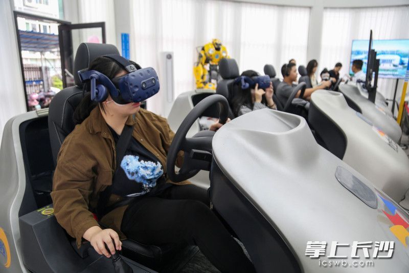 组图丨“VR驾驶模拟器+AI机器人教练”赋能驾培行业_腾讯新闻