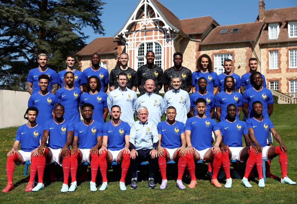 法国队拍摄本期全家福德尚和姆巴佩位居c位