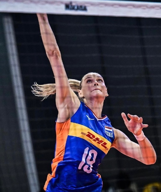 荷兰女排一姐已离开米兰!进攻强势技术全面,是上海引援最佳对象