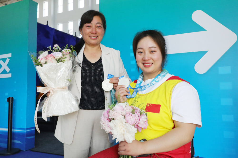 张素梅抱着何秀芳激动地说:"看到孩子这么辛苦,心里捏着一把汗,这是我