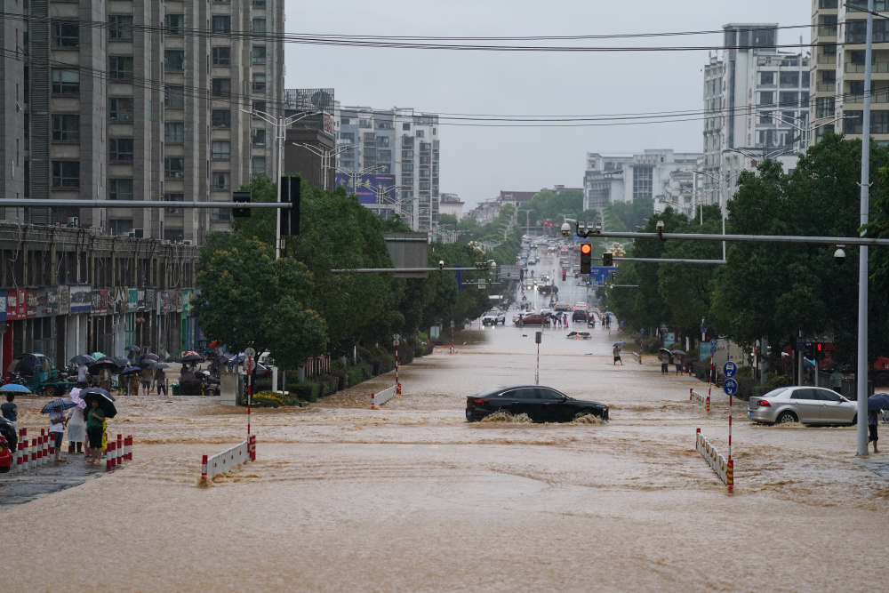 6月23日,洪水沿道路不断涌入安徽省歙县城区.