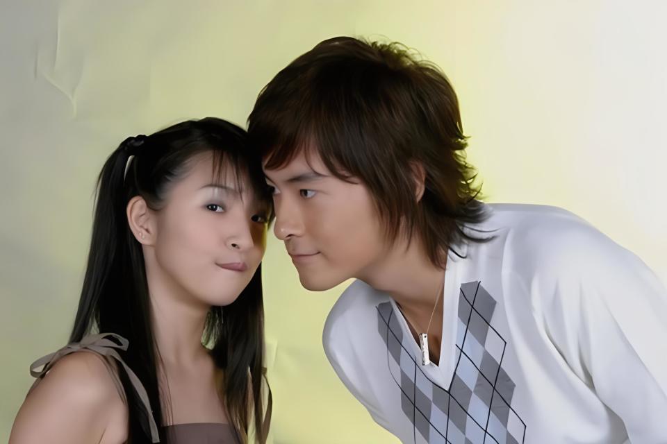 2007年,林依晨和郑元畅主演的偶像剧《恶作剧2吻》播出,以平均3.