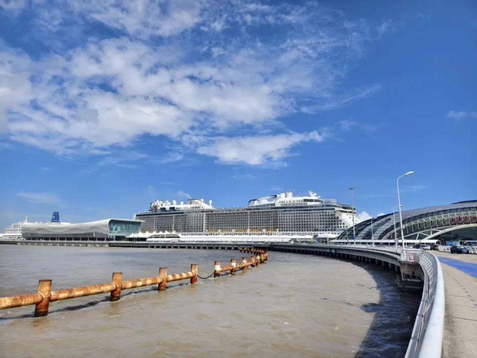 上海吴淞口国际邮轮港迎来"三船同靠"