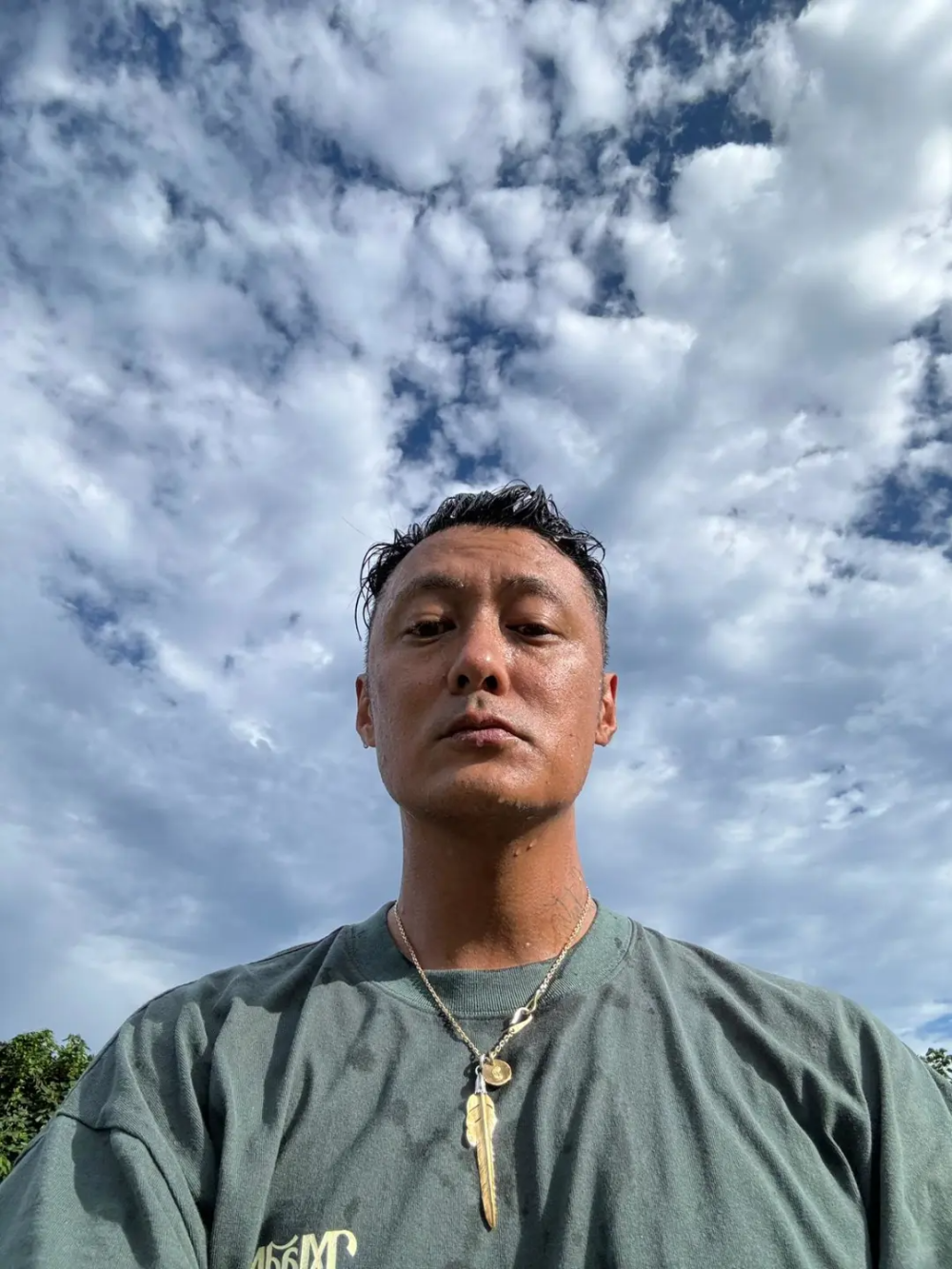 余文乐骑摩托大汗淋漓,被质疑身体差出虚汗,网友担忧其健康状况