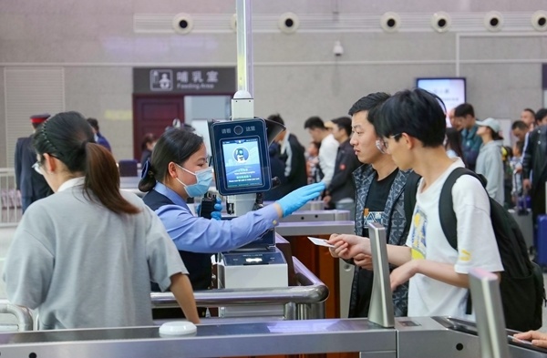 郑长贤摄旅客在桂林火车站有序检票进站乘车.郑长贤摄