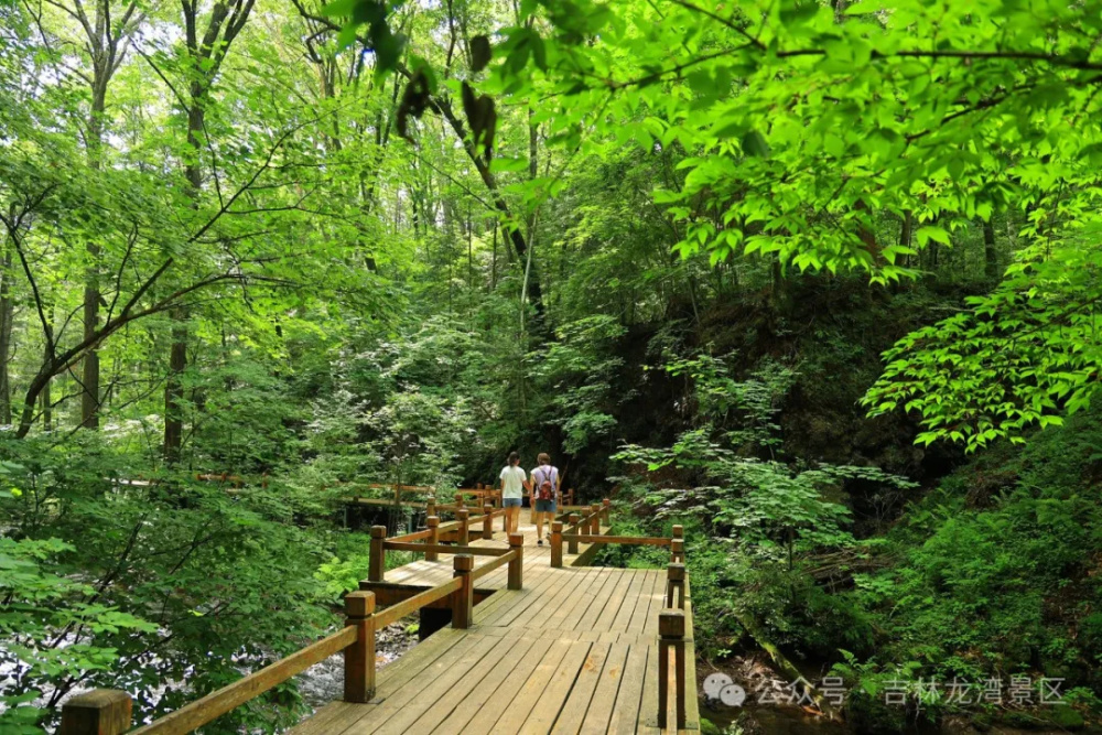 来吊水壶瀑布消夏