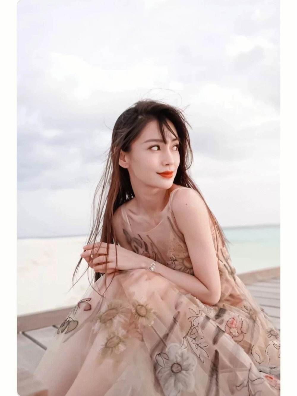 一起聚餐没几天,这位神秘男子又出现在angelababy的房车内,像是一位"