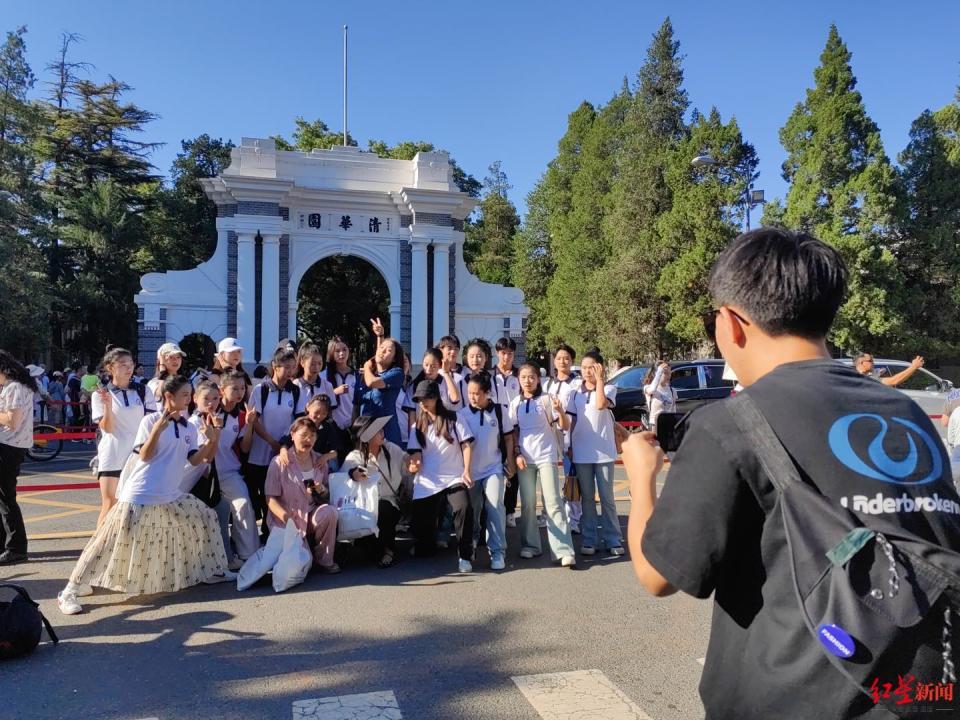 清華北大開放暑期校園參觀后：預(yù)約名額1分鐘被搶光，收費(fèi)8000元的研學(xué)團(tuán)只能在門口拍照