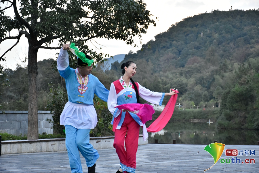 她所表演的剧目是赣南采茶戏最具代表性的四出小戏之一——《睄妹子》