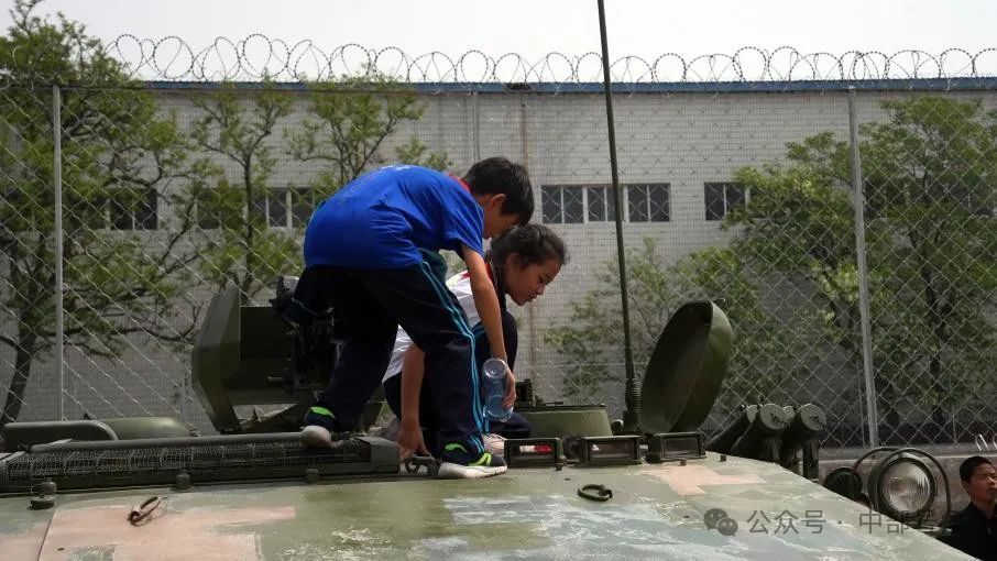 战车列阵,威风凛凛来到装备展区这些只在电视中见过的装备让同学们