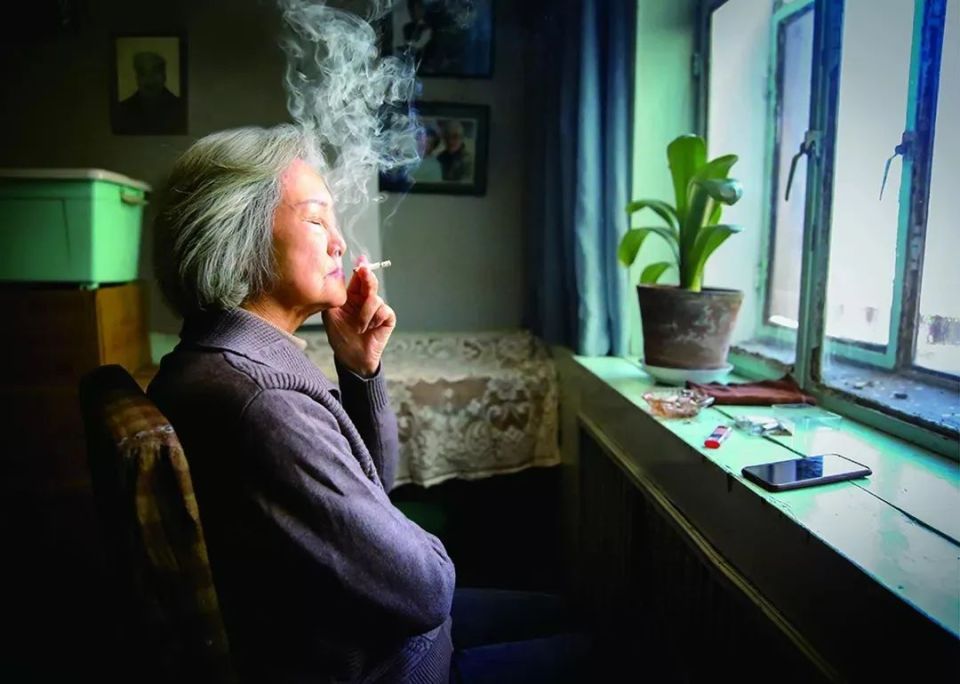 领衔主演,讲述了一位82岁的老人赵丽华在丈夫去世后患上轻度抑郁症