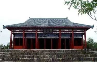 东汉时期兰台令史班固,受诏撰史,所以后世又称史官为兰台.