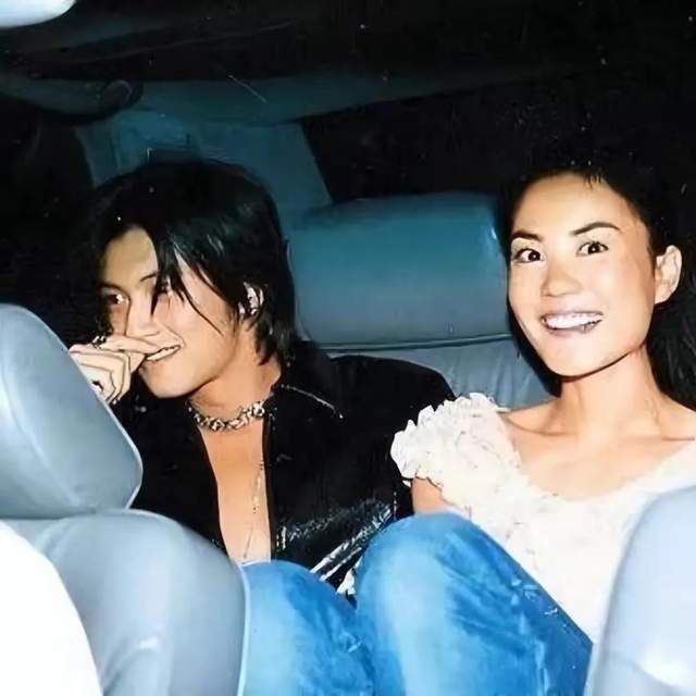 王菲谢霆锋坐经济舱内景照曝光,陪男友回香港,王菲做甜蜜小跟班插图10