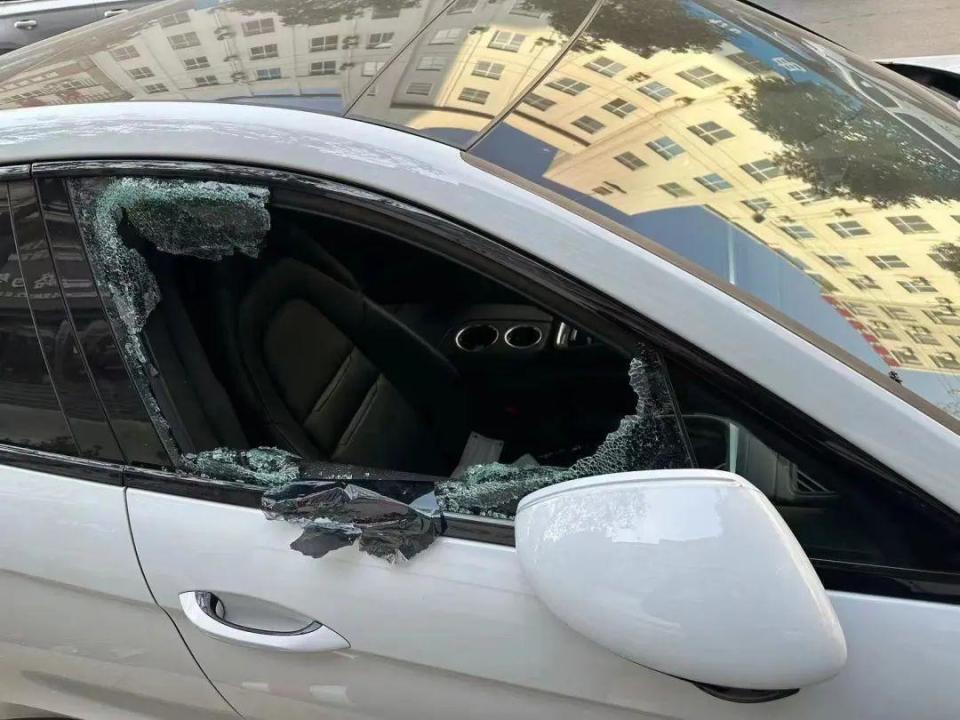 多辆车一夜之间被砸玻璃盗窃警方12小时迅速破案