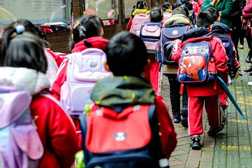 省平江县发生一起9岁小学男生坠楼事件,家长质疑孩子是因遭体罚而轻生