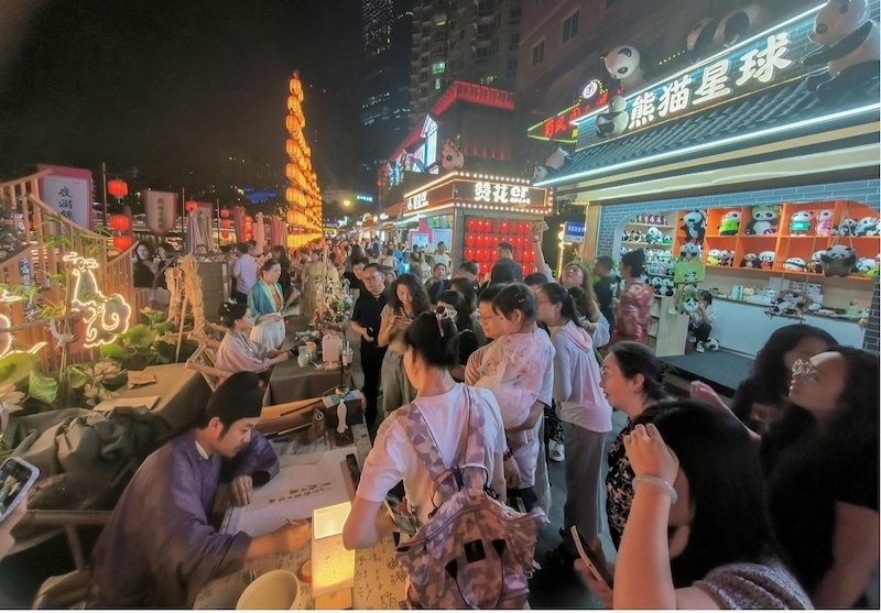 "工作日都要排队半小时"  高温催"热"夜间经济