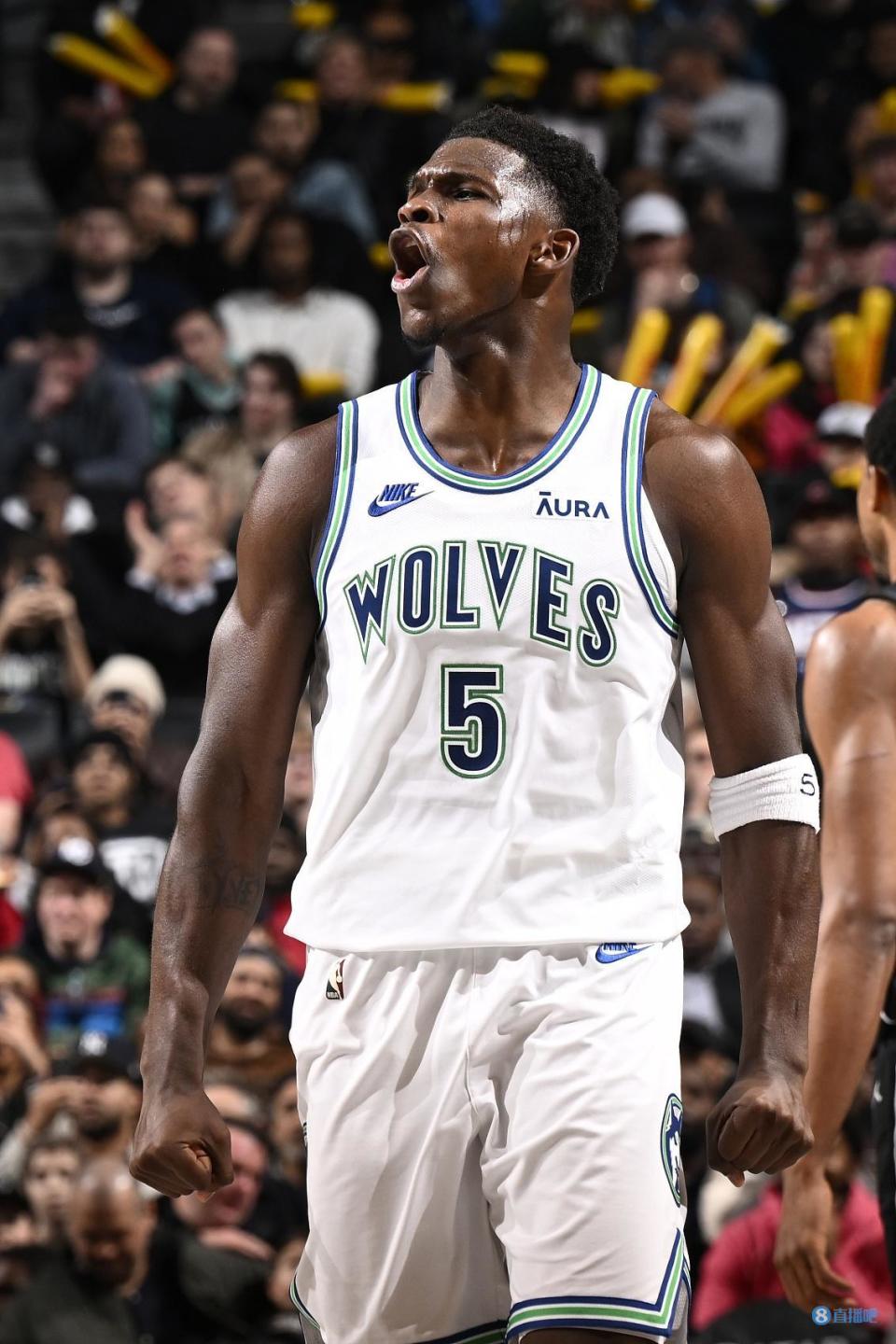 爱德华兹27中16砍下41分4篮板