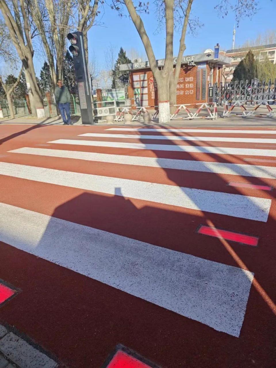 银川市首条儿童友好斑马线亮相