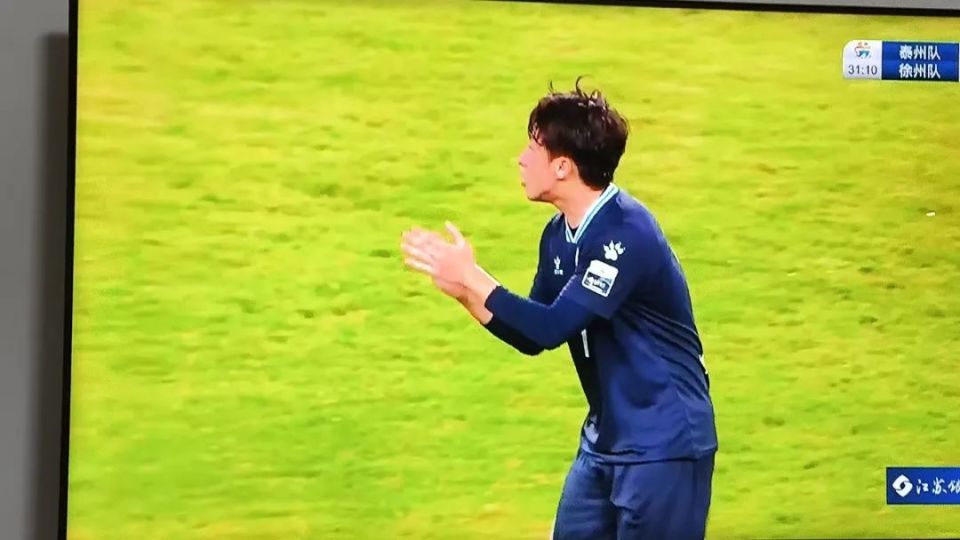 漂亮！泰州队，倒挂金钩！进球啦！！！