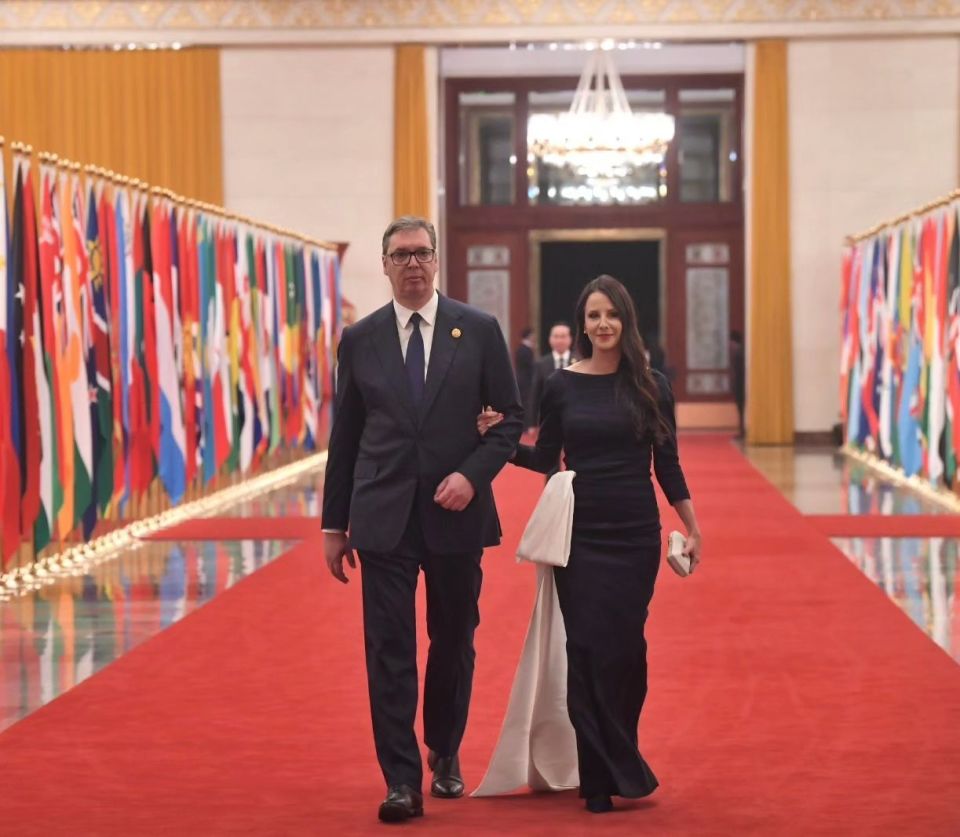 武契奇的42岁外交官妻子赴国宴,浓密黑发惹眼,仰视丈夫笑容甜美